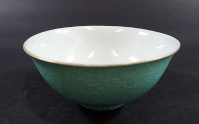 CHINE : Coupe en porcelaine émaillée turquoise à décor de rinceaux en léger relief. Marque...