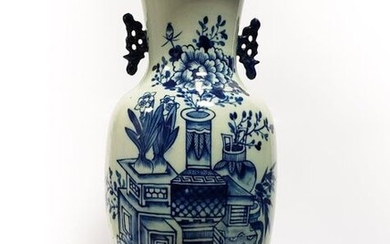 CHINE XX ème Vase balustre en porcelaine...