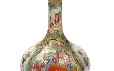 CHINE, fin XIXe, début XXe. Vase en porcelaine de canton, la panse globulaire à décor...