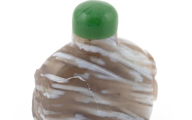 CHINESE AGATE SNUFF BOTTLE Late 19th Century Height 2.25". Green stone stopper.