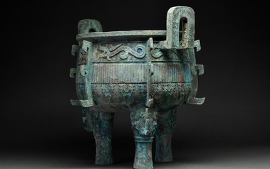 CHINESE BRONZE RITUAL FOOD VESSEL (DING)