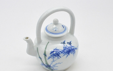 CHINESE TEAPOT WITH BAMBOO, BLUE AND WHITE, PORCELAIN, CHINA, 20TH CENTURY.