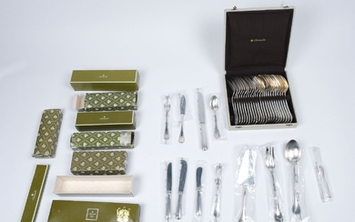 CHRISTOFLE. Partie de ménagère de 102 pièces en métal argenté modèle "Perle" comprenant 12 couteaux...