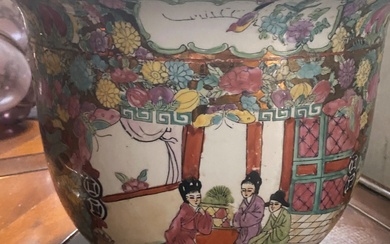 Cache pot en porcelaine de Canton à décor polychrome tournant de scènes de palais, souligné...