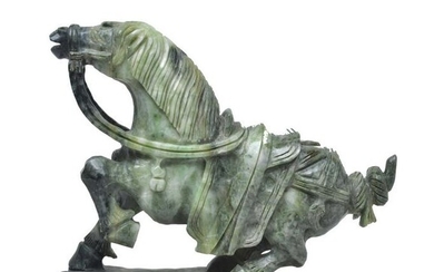 Cavallo da guerra in giada su base in legno Cina, XX