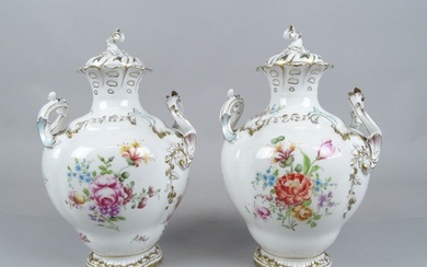 Céramique: paire de potiches couvertes en porcelaine française peint à la main (rest couvercle) H:30cm...