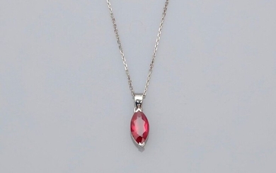 Chain and pendant in white gold, 750 MM, decorated with a beautiful shuttle-cut ruby weighing 2.05 carats, length 45 cm, spring ring clasp, weight: 3.57gr. gross.