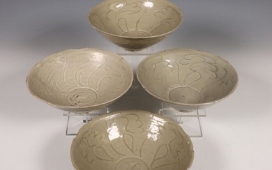 China, vier celadon porseleinen kommen, Noordelijke Song dynastie, 10e-12e eeuw,...