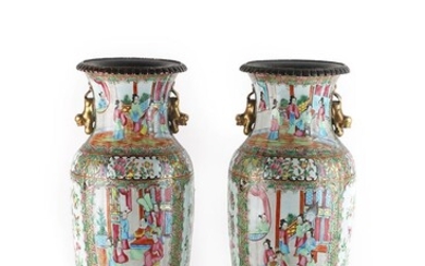 Chine 19e siècle Paire de vases en porcelaine de Canton à décor de scènes de...