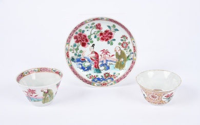 Chine, Compagnie des Indes, XVIIIe siècle. Trois petites porcelaines famille rose, comprenant un sorbet avec...