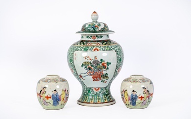Chine, XIX-XXe siècle Lot comprenant une potiche couverte en porcelaine à décor en émaux de...