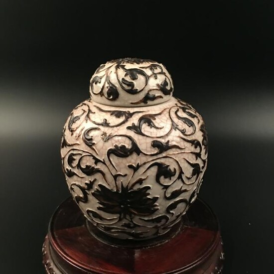 Chinese Plastering Flower Jar