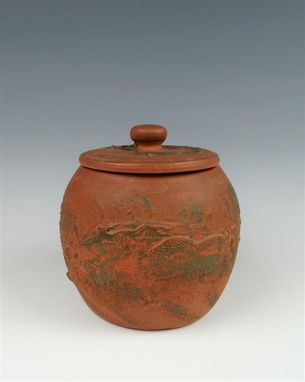 (-), Chinese terracotta gemberpot met reliëfdecor van draak,...