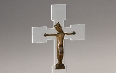 Christ en croix en métal patiné. Style Médiéval. 14 x 11 cm.