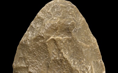 Coin de poing de forme arrondie. Paléolithique, Afrique du Nord, env. 1.000.000 - 200.000 av....