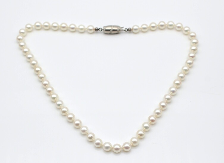 Collier de perles de culture avec fermoir en or blanc 585 avec un total d'environ...