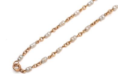 Collier en or 750 millièmes, composé d'une ligne de petites perles baroques probablement fines. Il...