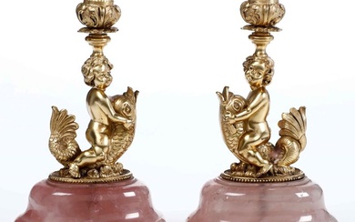 Coppia di candelieri in argento fuso, cesellato e dorato. Argenteria artistica milanese del XX secolo.