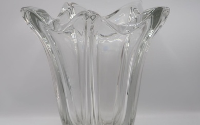 Daum France : Important vase tulipe vers 1970 en cristal clair coulé, signé à la...