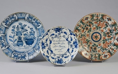 Delft, deux plats et une assiette en faïence bleu ou polychrome l'une datée 1692.