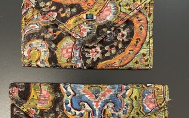 Deux petites pochettes en tissus ornées chacune d'un élégant fermoir, l'un en cabochon de saphir...