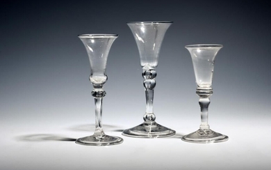 Deux petits verres à gin vers 1730, l'un à soda, avec des bols en forme...