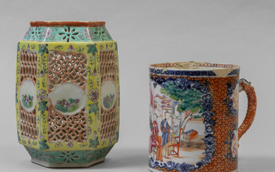 Due vasetti in porcellana, Cina sec.XVIII h.cm.20 e 14, difetti