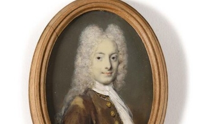 Early 18th century French School Portrait of a man in brown dress Oval miniature under glass in a wooden frame Height 8 cm - Width 5.5 cm