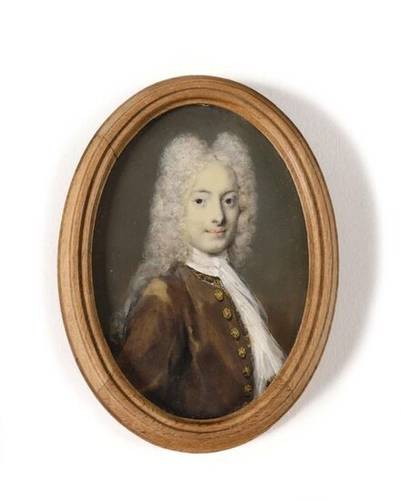 Early 18th century French School Portrait of a man in brown dress Oval miniature under glass in a wooden frame Height 8 cm - Width 5.5 cm