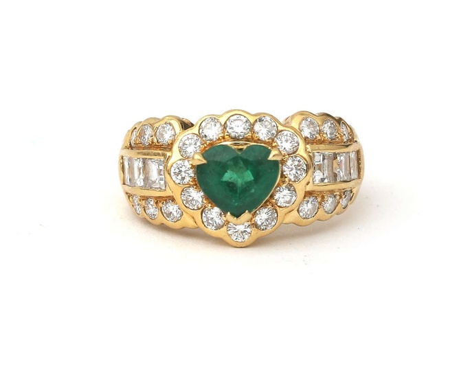 Een 18 krt. gouden entourage ring met smaragd en diamant