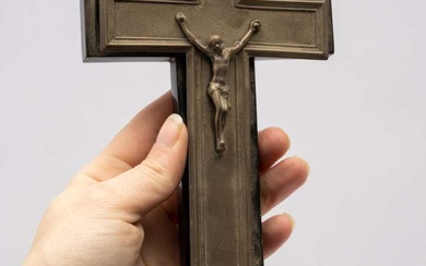Een zilveren crucifix met wijwaterbakje