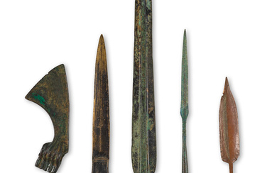 Epée courte en bronze du Luristan et quatre autres armes...