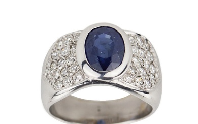 Gold 18K ring with sapphire and diamonds.