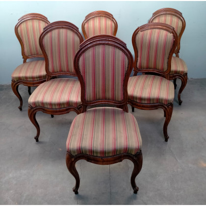 Gruppo di sei sedie in legno intagliato di forma mossa, sedute e schienali rivestiti di tessuto a righe (difetti e...