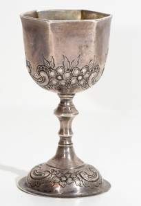Hand-beaten silver cup, 19th century decorated with...