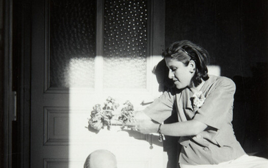 Henriette Theodora Markovitch, dite Dora MAAR 1907 - 1997 Dora Maar couronnant Jaime Sabartès - Antibes, août 1939