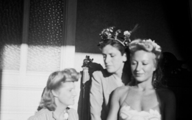Henriette Theodora Markovitch, dite Dora MAAR 1907 - 1997 Dora Maar portant une couronne de fleurs en compagnie de Jacqueline Lamba et Mary Callery - Antibes, août 1939