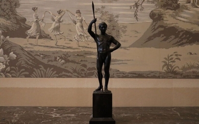 Homme à la lance, bronze à patine noire. XIXe siècle. Dimensions : 41 x 8.5...
