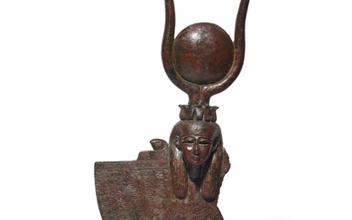 IMPORTANTE ÉGIDE D’ISIS-HATHOR Egypte, Basse-Époque, 664-332 av. J.-C. Bronze à patine verte et rouge H....