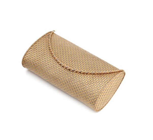 Important minaudiere in two-tone 18K (750/1000) gold with braided mesh, with a mirror. Small accidents.