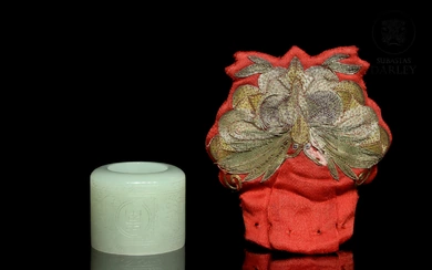 Jade ring and a silk coin purse, Qing dynasty