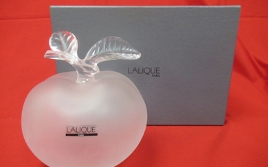 LALIQUE FRANCE Flacon en forme de pomme, modèle "Fille d'Eve". Cristal blanc dépoli. Grand modèle...