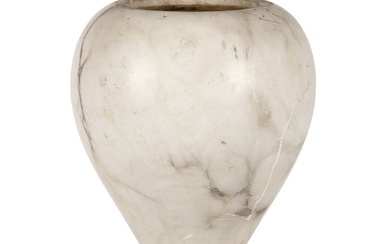 Lampe de table en albâtre sculpté et poli. En forme de vase, avec un sommet...