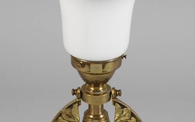 Lampe de table vers 1915, boîtier en laiton doré, pied rond profilé avec bras de...