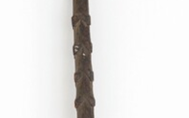 Lance kanak, Nouvelle-Calédonie. Large lance de guerre en bois brun, la pointe crantée. Cassure et...