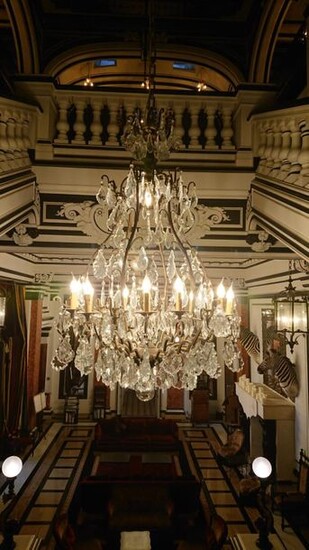 Large chandelier with twelve lights.