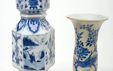 Lot de deux porcelaines bleues et blanches de Chine comprenant: un vase hexagonal à décor de "Paysages lacustres", d’"Objets" et de "Fleurs". Epoque: XVIIème. Et un vase cornet à décor d’"Oiseaux sur branches fleuries". Epoque: XVIIIème. (Légers * et...