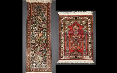 Lot van twee Kashmir-tapijtjes in zijde : één met een bidtekening en...