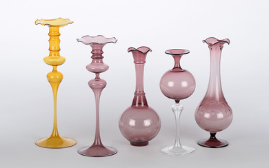 MURANO-GLAS. VENEDIG, ITALIEN. A collection of 3 fine glass vases and 2 candlesticks. 20th century dating.