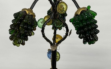 MURANO, XXe. Lampe à poser en bronze, métal laqué et verre coloré à décor de...